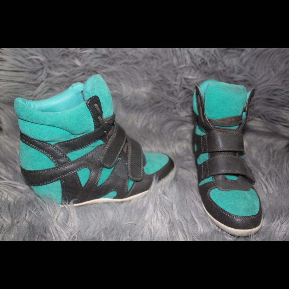 Tennis shoe wedges